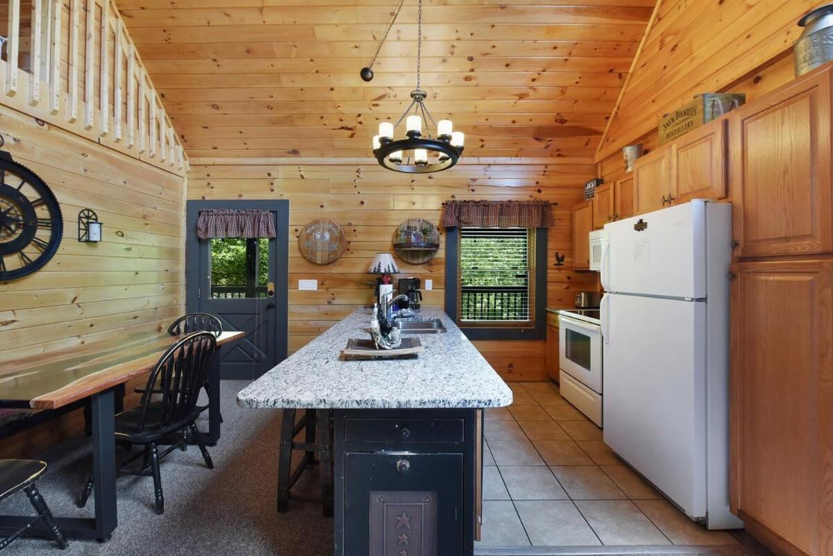 Ryes And Shine Bootlegger'S Cabin! Hot Tub* Pool* Arcade* Billiards *Ev * Pet Friendly سيفيرفيل المظهر الخارجي الصورة