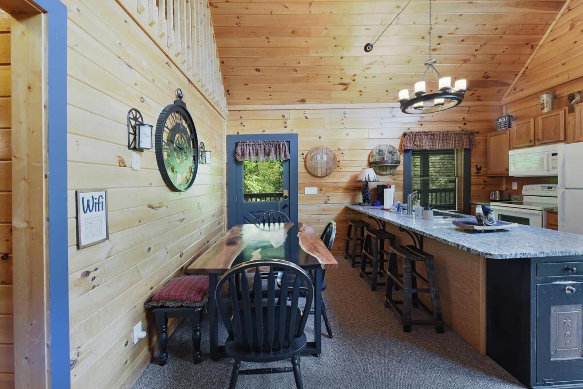 Ryes And Shine Bootlegger'S Cabin! Hot Tub* Pool* Arcade* Billiards *Ev * Pet Friendly سيفيرفيل المظهر الخارجي الصورة